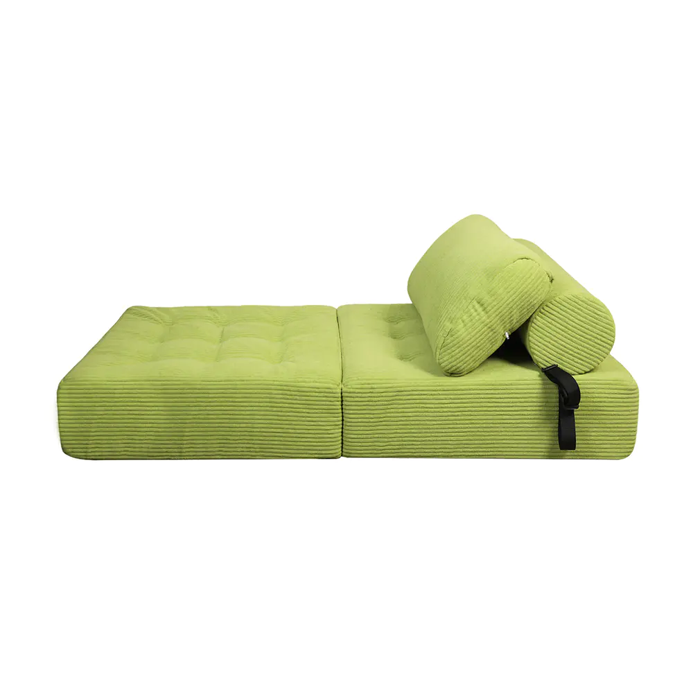 Zielona sofa w paski z paskami