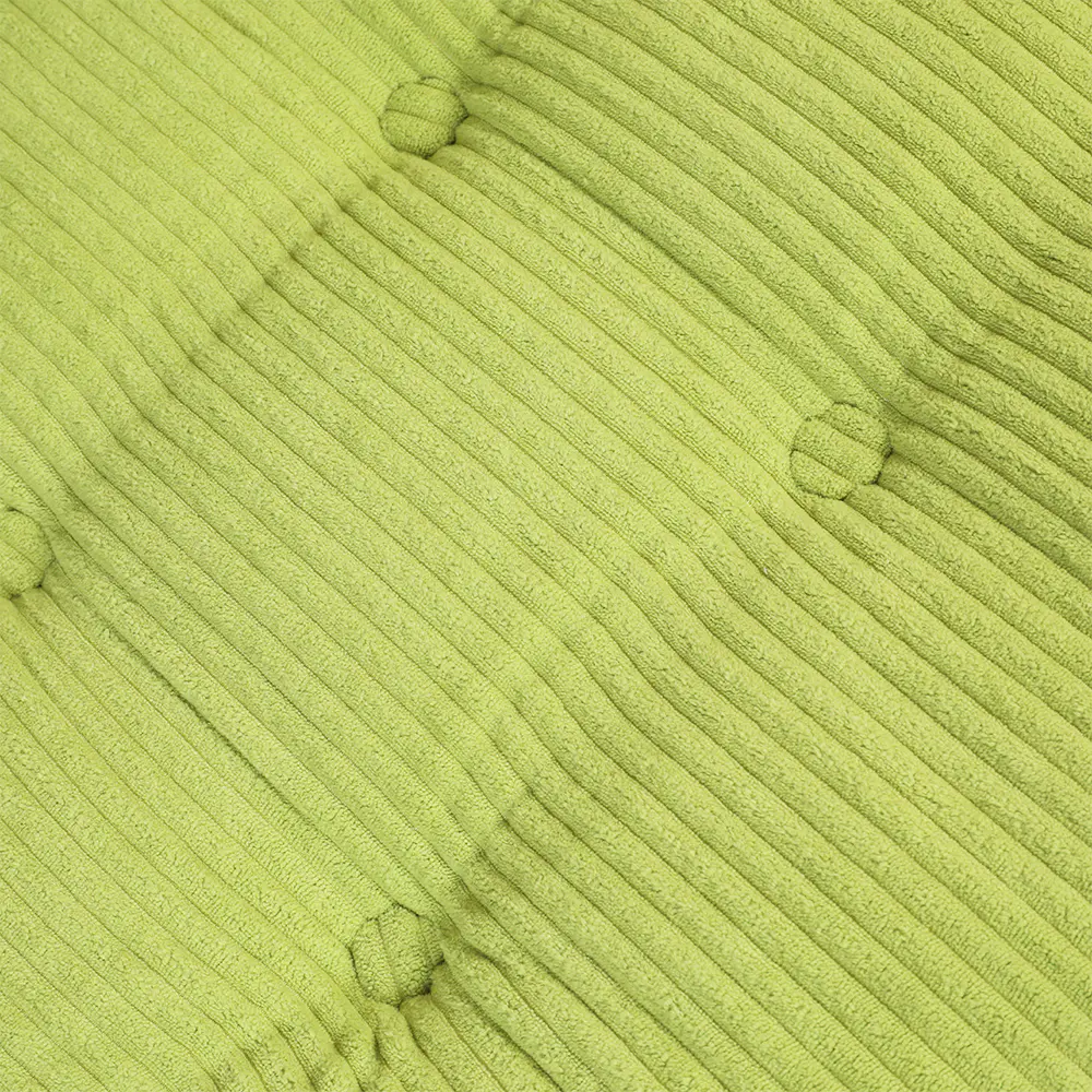 Zielona sofa w paski z paskami