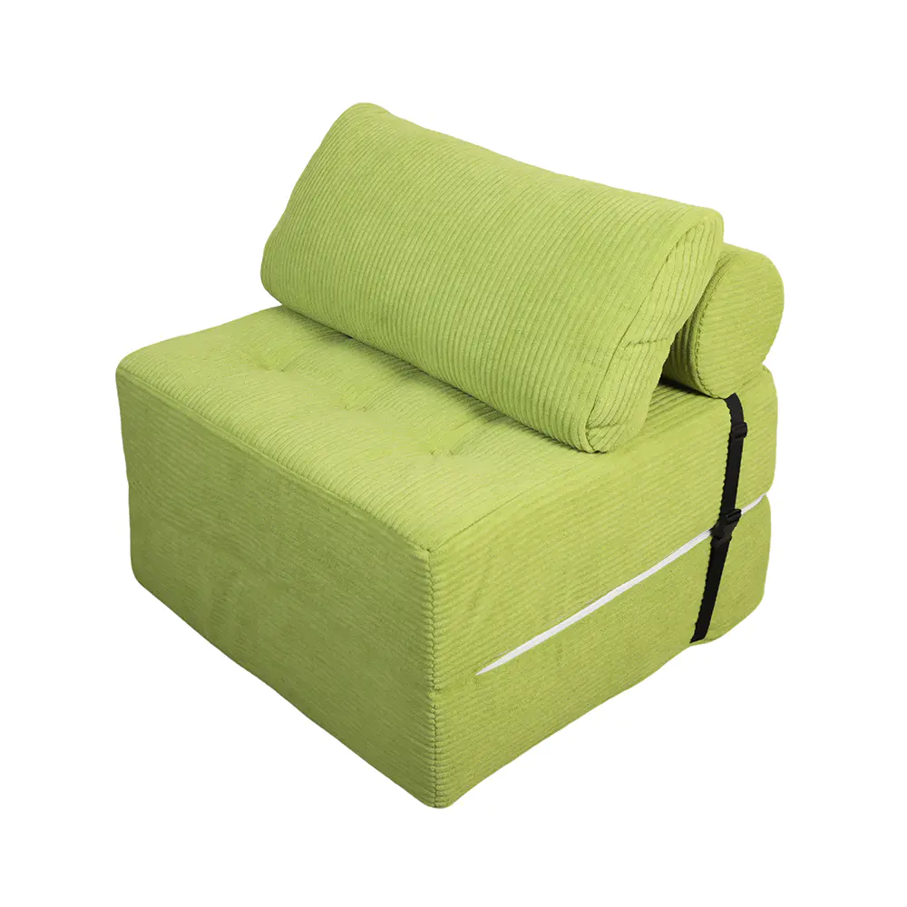 Zielona sofa w paski z paskami