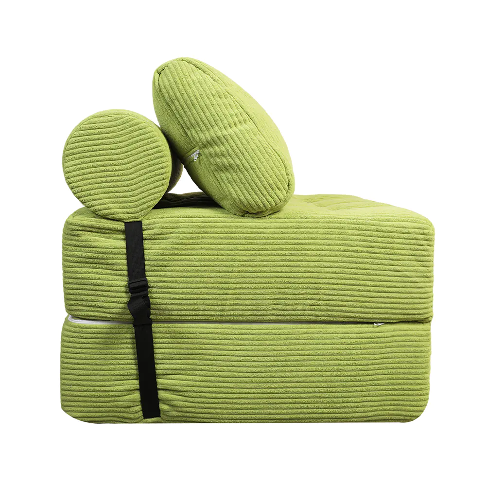 Zielona sofa w paski z paskami